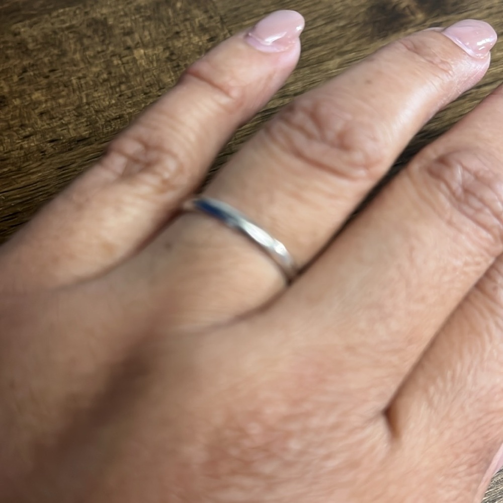 Elegant 14k white gold band ring - Picture 10 of 11